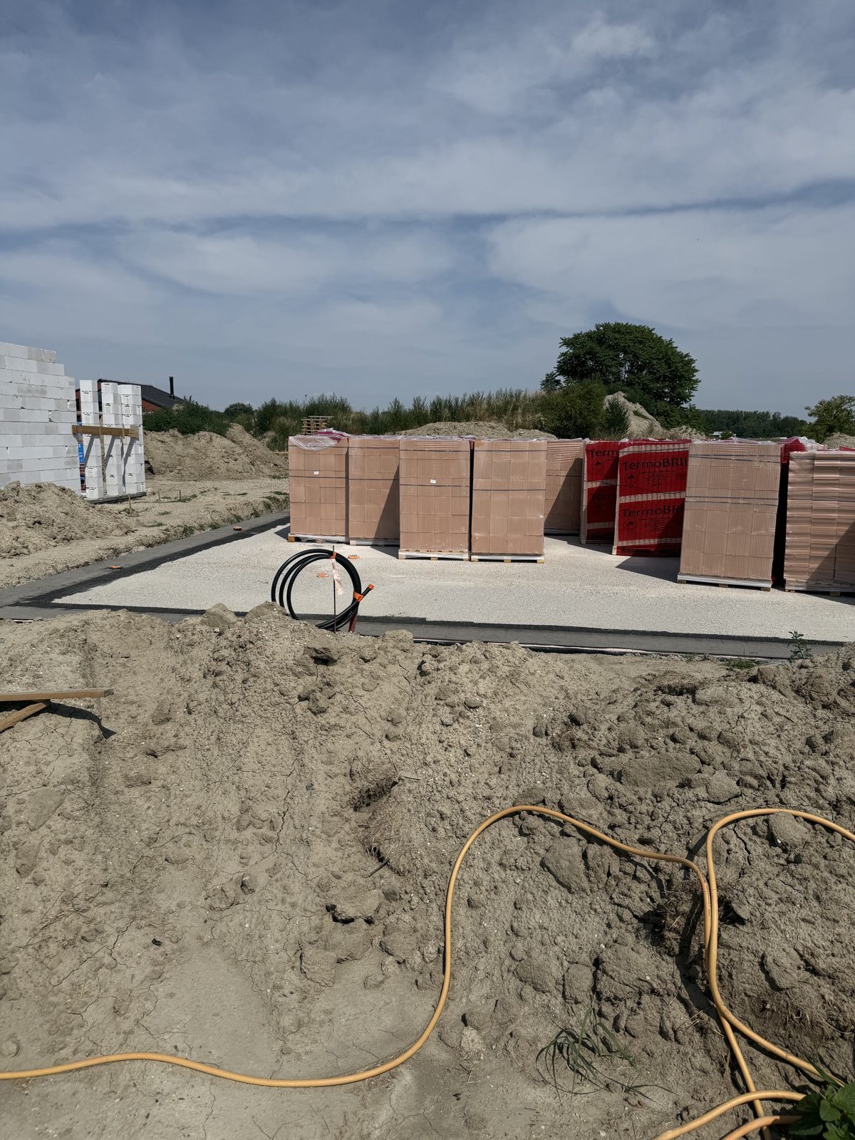 Základová doska a prvý materiál na pozemku